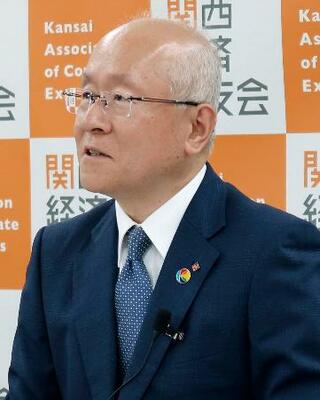 　記者会見する関西経済同友会の三笠裕司代表幹事＝２３日午後、大阪市