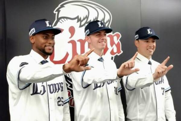 　西武の入団記者会見で、撮影に応じる（右から）林安可、アラン・ワイナンス、アレクサンダー・カナリオ＝３０日、埼玉県所沢市