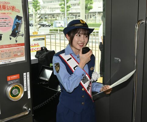 「１日警察署長」として、LRTで車内アナウンスを行う森戸さん＝20日午前、宇都宮市宮みらい