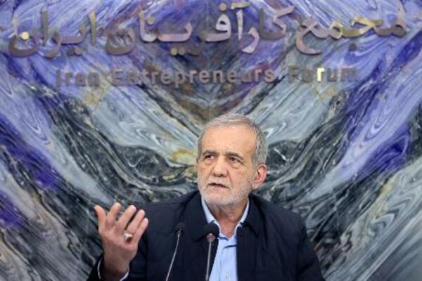 　イラン・テヘランで発言するペゼシュキアン大統領＝昨年３月（イラン大統領府提供、ゲッティ＝共同）