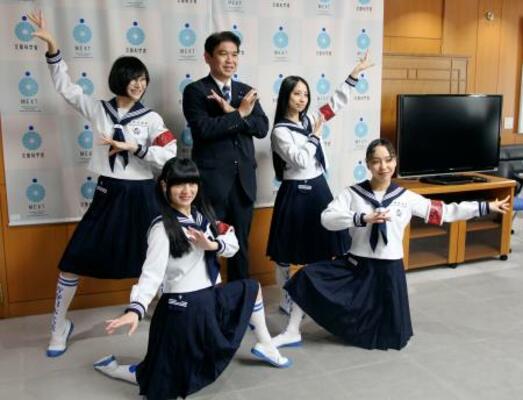 松本文科相(奥中央)とポーズをとる、ダンスボーカル・ユニット「新しい学校のリーダーズ」のメンバー=25日午前、文科省