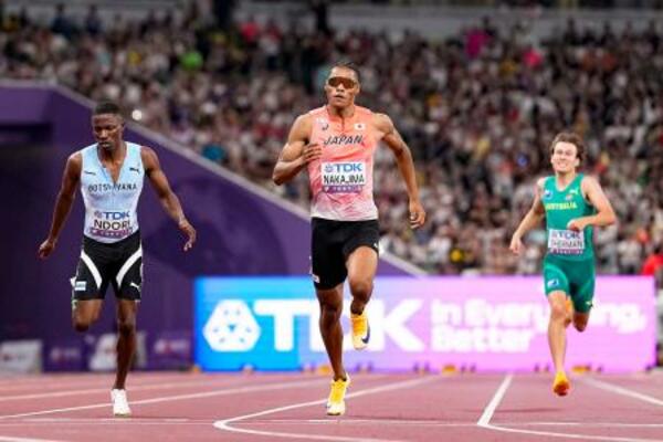 　男子４００メートル予選　力走する中島佑気ジョセフ（中央）＝国立競技場