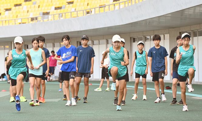 全国大会に向け、合同強化練習で汗を流す本県代表選手たち＝カンセキスタジアムとちぎ