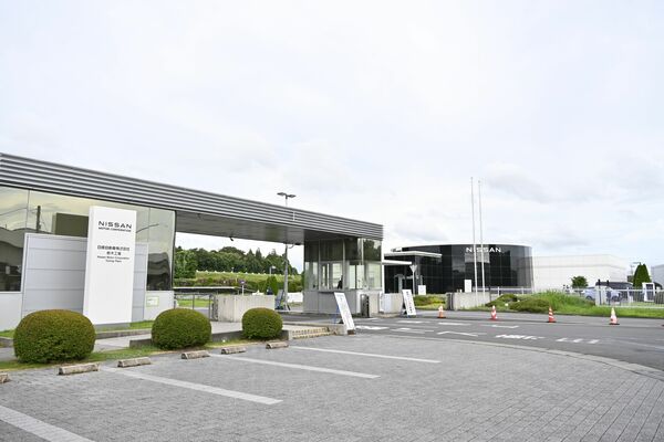 存続が決まった日産栃木工場の正門＝16日午後、上三川町上蒲生