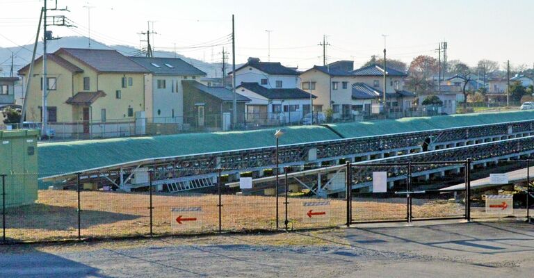 住宅街に隣接する足利市の太陽光発電設備＝10日、群馬県太田市