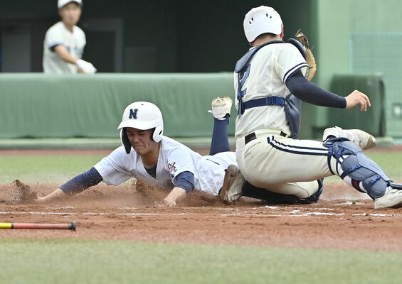 ８回、佐野日大の神永の左前適時打で一走・田崎（左）がホームイン＝清原球場