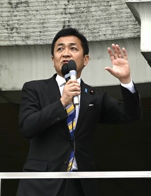 街頭演説する国民民主党の玉木代表＝10日午後、ＪＲ宇都宮駅前