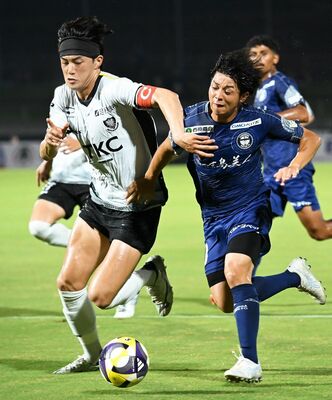 前半、自陣で必死に守備をする栃木ＳＣのＤＦ大森（左）＝鹿児島市の白波スタジアム