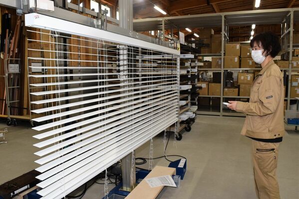ブラインドの品質検査を行う那須工場の従業員＝那須塩原市