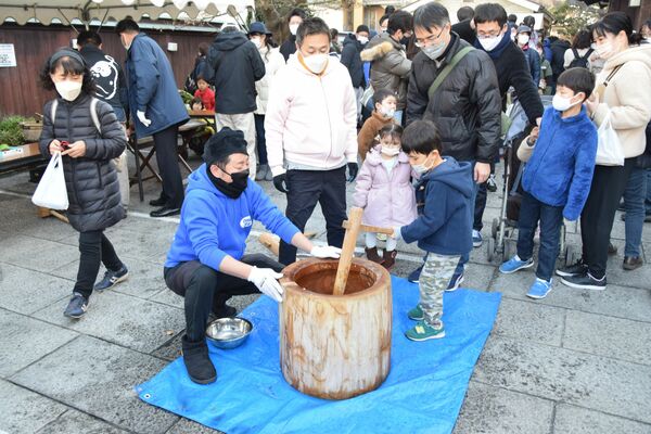 餅つきを体験する来場者