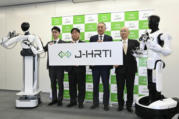 ジェイハーティに参画するレオン自動機の堺常務執行役員（右端）ら＝26日午前、東京都