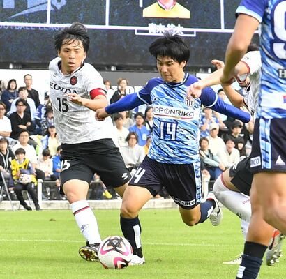 後半19分、栃木シティのＭＦ関野（右）がゴール前に抜け出す＝シティフットボールステーション、湯田大士撮影