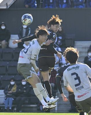 後半44分、栃木シティのＭＦ森（中央）が空中で相手と競り合う＝ＣＦＳ、森田大地撮影
