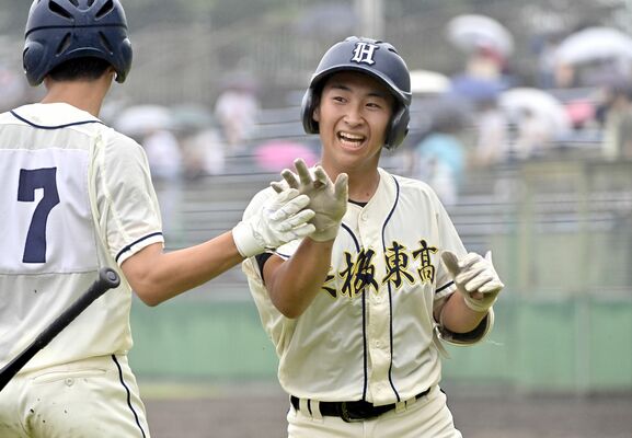 ７回、矢板東の杉山がランニング本塁打を放って生還し、笑顔で仲間とタッチ＝とちぎ木の花