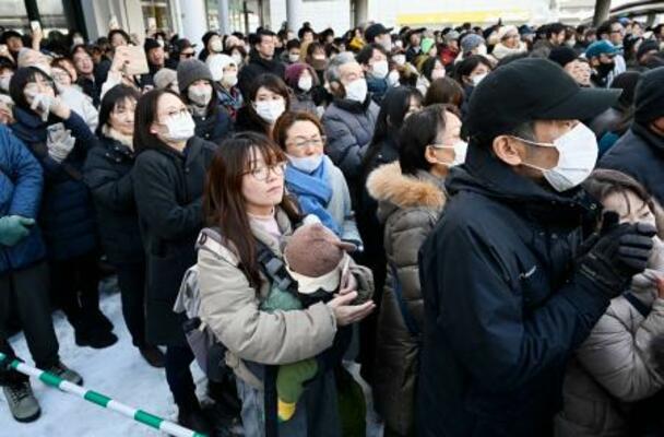 候補者の街頭演説に集まった人たち=28日午後、北海道内