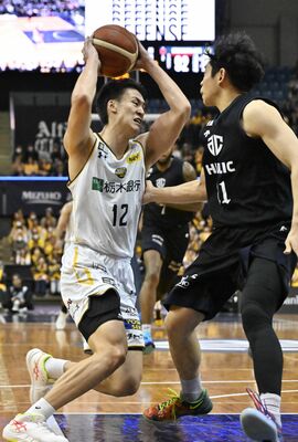 第４クオーター10分、ドライブで突破するブレックスの高島（左）＝千葉ポートアリーナ、湯田大士撮影