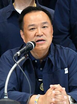 　「タイの誇り党」本部で記者会見するアヌティン首相＝８日、バンコク（共同）