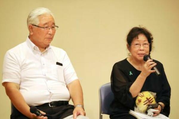 市民集会で対談する石川一雄さんの妻早智子さん(右)と阪原弘さんの長男弘次さん=12日午後、埼玉県狭山市