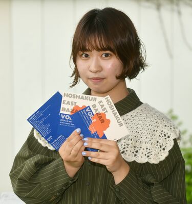 イベントのチラシを手にする佐藤さん