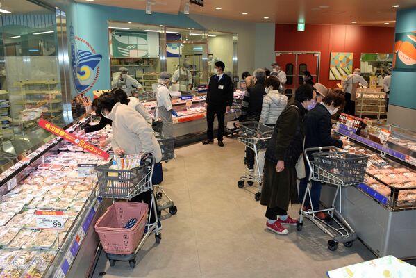 新鮮さや旬の品揃えを用意する鮮魚コーナー＝９日午前、宇都宮市