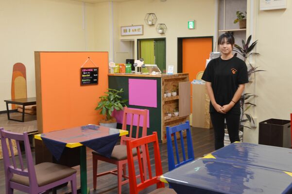明るい雰囲気の店内に立つ店長の下山さん