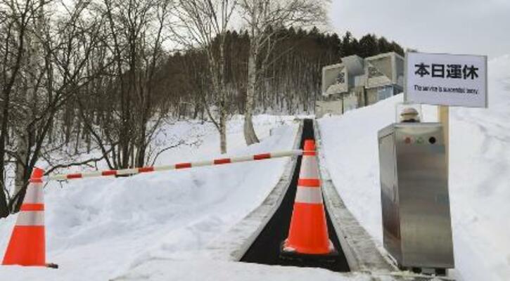 男児の死亡事故が発生し、運休になったスキー場のエスカレーター=2025年12月29日、北海道小樽市