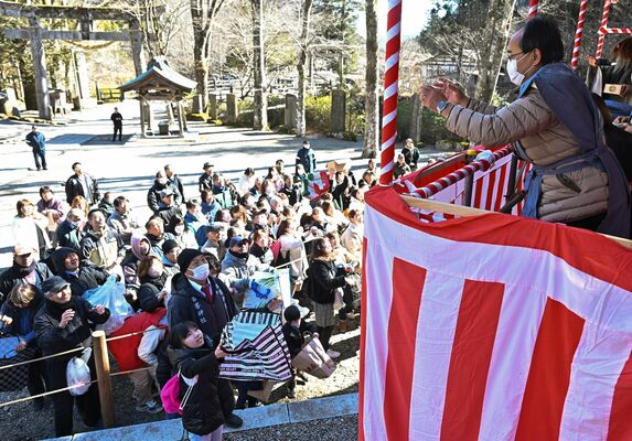境内の特設舞台で行われた豆まき