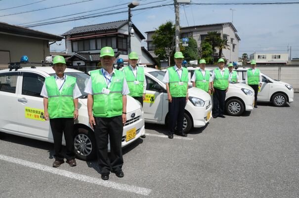 サギ・撃隊の岸田隊長（左から２人目）と隊員たち＝６月上旬、宇都宮市不動前１丁目