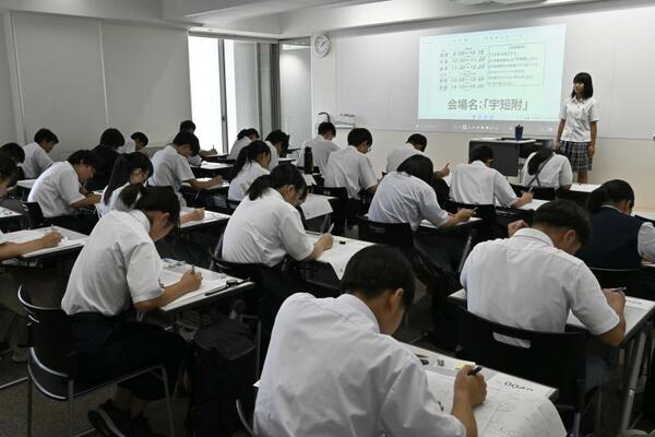 下野新聞模擬テストで実力を試す中学生たち＝２４日午後、宇都宮短大付属高