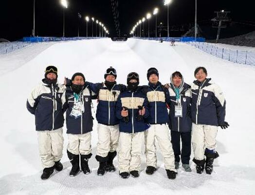 　本番会場のテスト滑走に参加した平野歩夢（中央）とチームスタッフ＝リビーニョ（共同）
