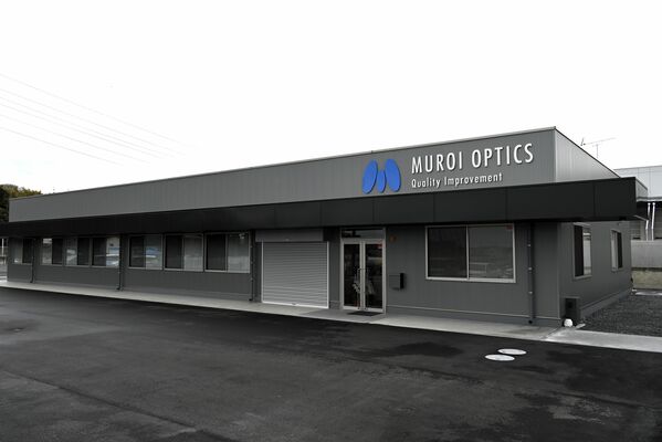 中田原工業団地で稼働した室井光学の新本社工場＝大田原市