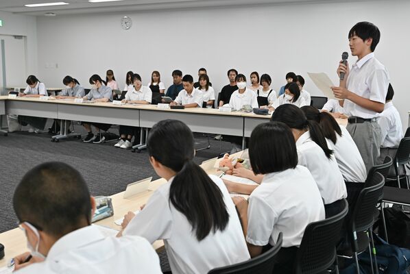 広島派遣の感想を述べる生徒たち