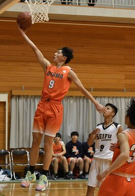 第３クオーター３分、男子小山の中島（左）がレイアップシュートを決める＝宇工高体育館
