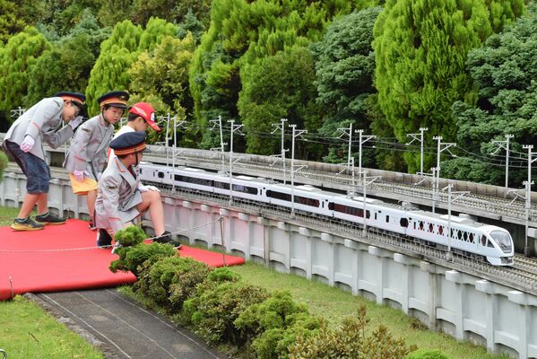 走行を開始したスペーシアＸのミニチュアを観察する子どもたち