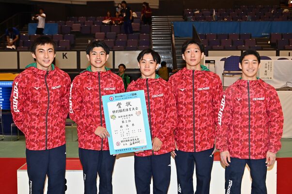 体操少年男子団体総合で準優勝した作新学院高単独チーム＝鹿児島市の西原商会アリーナ