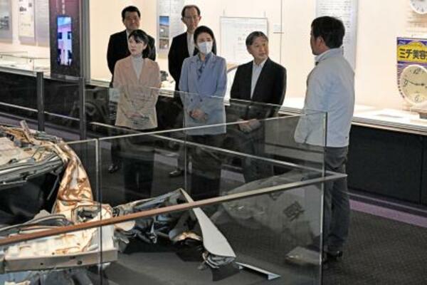 福島県富岡町の「とみおかアーカイブ・ミュージアム」を視察し、説明を受けられる天皇、皇后両陛下と愛子さま=7日午前