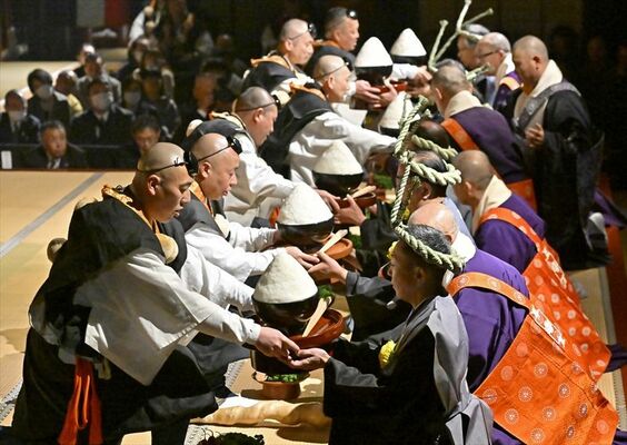 頂戴人に山盛りの飯を食べるよう攻めたてる山伏ら＝２日午前11時45分、日光市山内