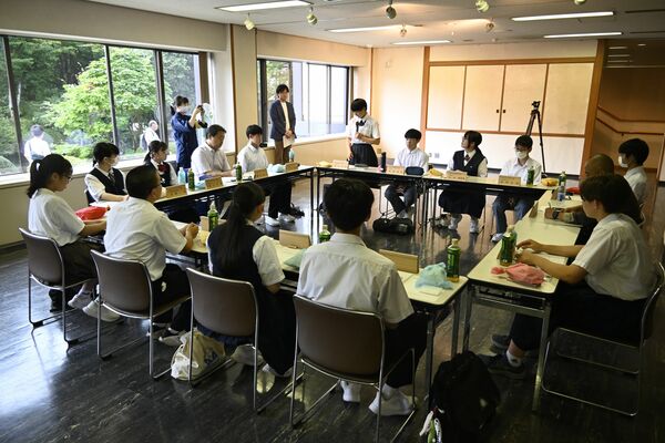 中学生が意見を交わしたＭＩＲＡＩサミット