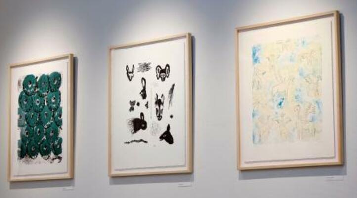 　３０周年記念展で紹介されている皆川明さんのリトグラフ作品。右が「Ｏｎｅ　ｄａｙ　ｉｎ　Ｐａｒａｄｉｓｅ」＝東京・代官山（写真：白石和弘）（提供写真）