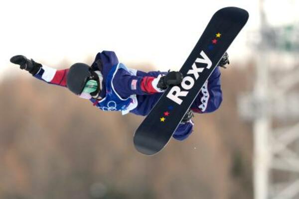 　女子ハーフパイプ予選　エアを決めるクロイ・キム＝リビーニョ（共同）