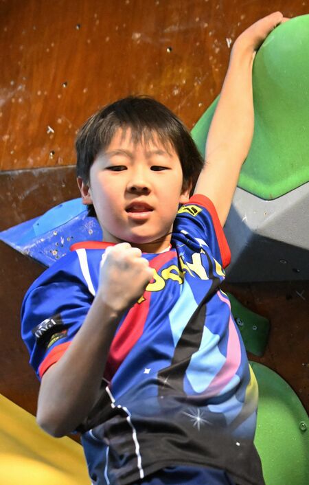 ユースD決勝 唯一、第2課題を完登し、ガッツポーズを見せる川田(ロッキン)=クライミングジム「ロッキン」