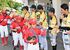 試合後、子どもたちとハイタッチを交わす栃木ＧＢの選手ら＝18日午後４時、小山運動公園野球場