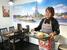 店内に立つタムルアンさん