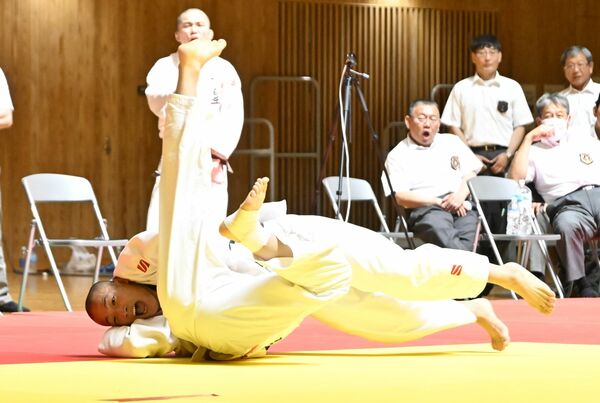 柔道男子73キロ級決勝 文星付の渡辺が小内刈りで一本を奪う=ユウケイ武道館、加藤竜矢撮影