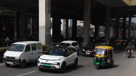 　インドのＥＶ市場でシェア１位を誇る大手財閥タタ・グループのＥＶ（左から２番目）＝２月１１日、ハリヤナ州グルガオン