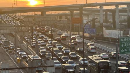 平日の夕方で混雑が激しい上海市内の高架道路=11日