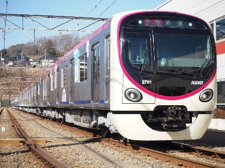 　京王電鉄２０００系の外観＝２０２６年１月１７日、東京都稲城市
