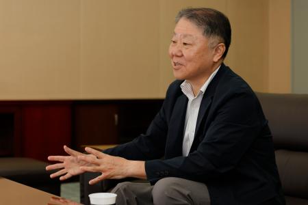 　インタビューに答える元法務省矯正局長の大橋哲さん