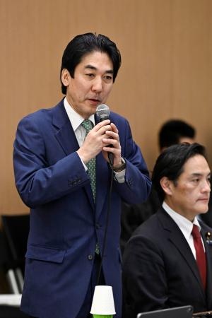 　「社会保障国民会議」有識者会議の初会合であいさつする、城内・全世代型社会保障改革相＝２４日午前、東京都内