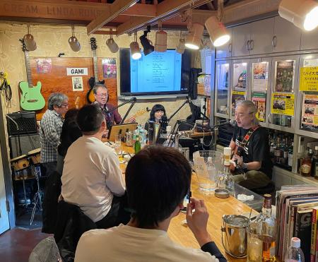 　裏池上通りの「ｓａｋａｂａｒ　ＧＡＭＩ」でのライブ演奏＝東京都大田区
